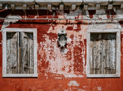 红漆房子